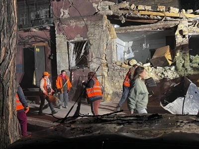 РФ "засипала" Одесу дронами: багато поранених, пошкоджено будинки, готель та десятки авто