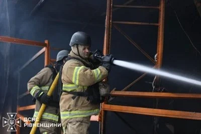 Росія вдарила по "Епіцентру" на Рівненщині: в ДСНС показали наслідки (фото)