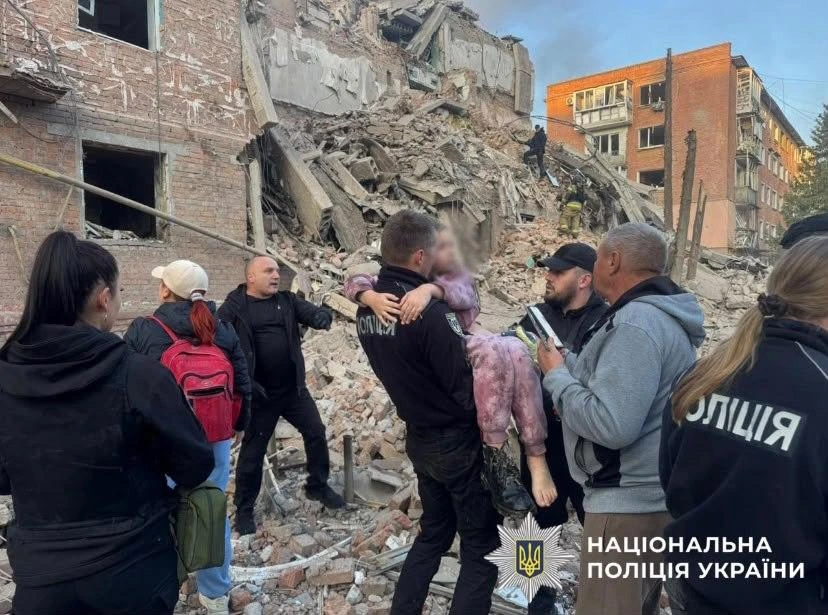Росія вдарила ракетами по Прилуках, є загиблі та поранені, зруйнована 5-поверхівка (фото)
